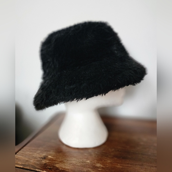 Faux fur bucket hat - Picture 5 of 7